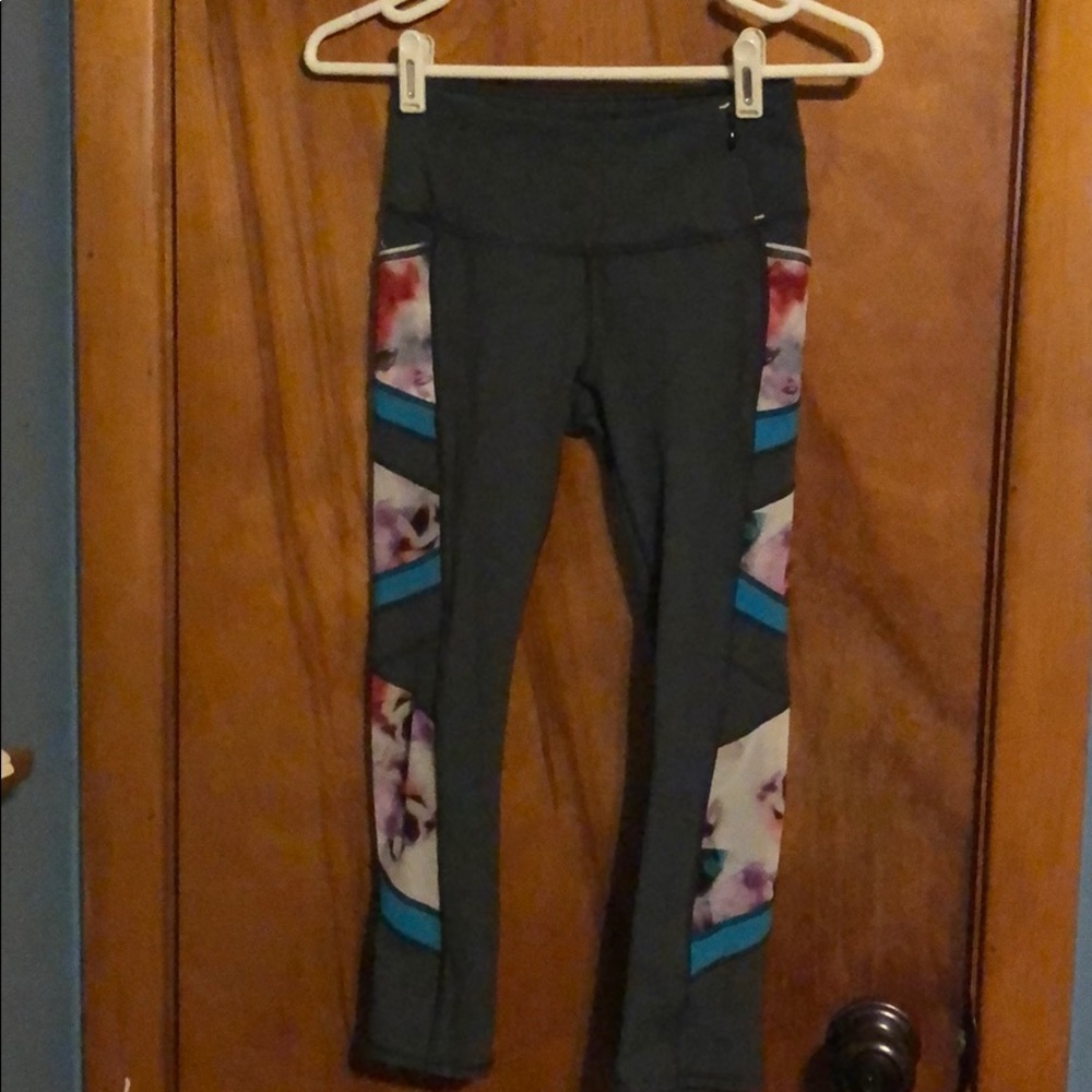 Calia by Carrie Underwood cropped leggings